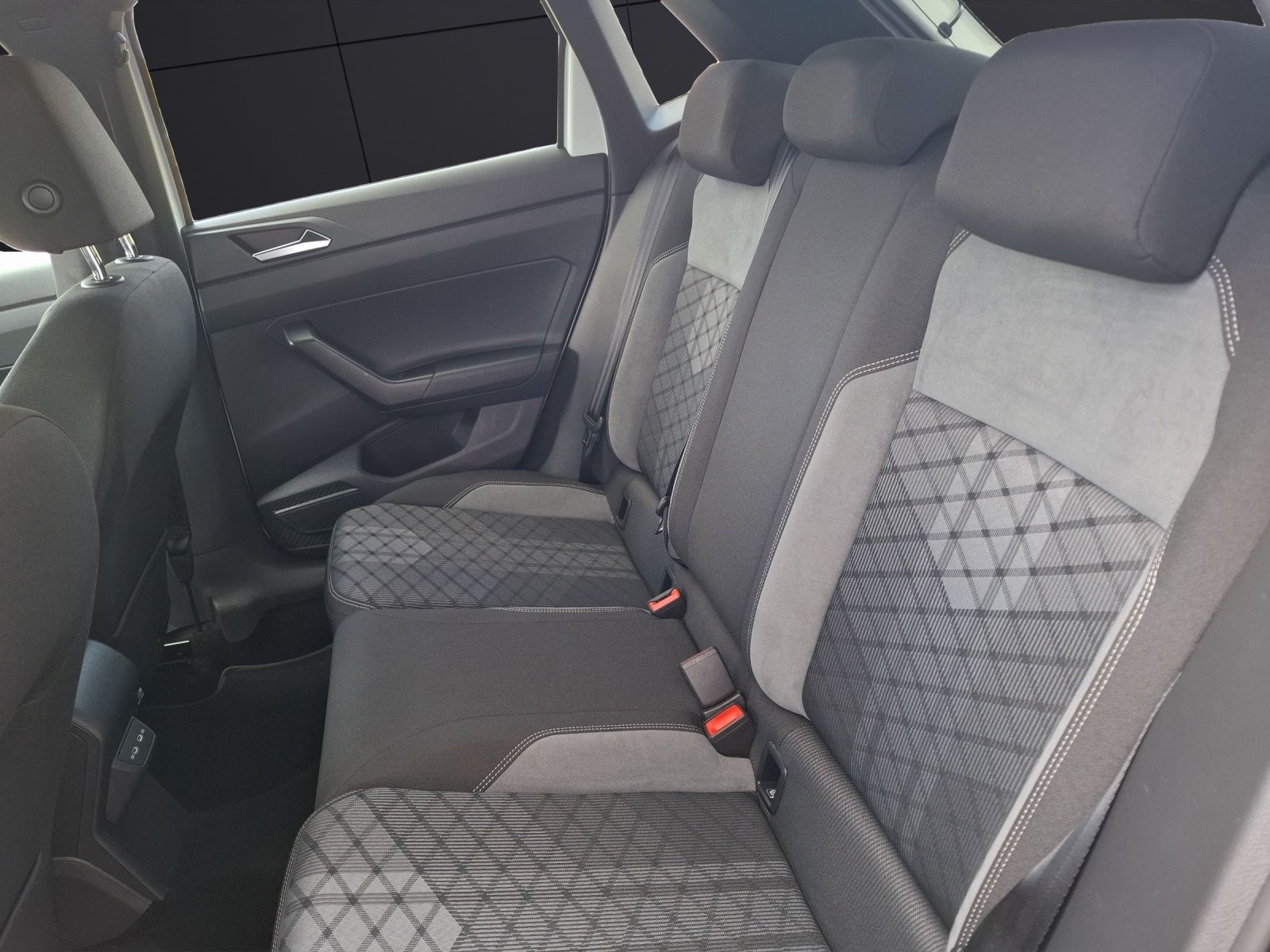 Fahrzeugabbildung Volkswagen Polo TSI R-Line DSG Matrix Navi AID ACC RFK SH