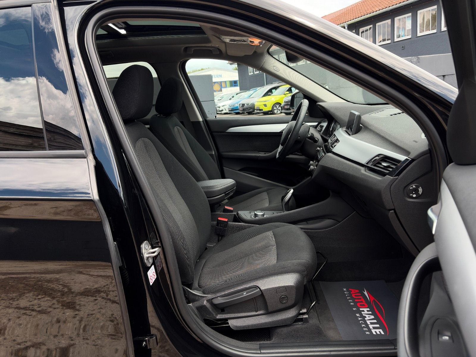 Fahrzeugabbildung BMW X1 sDrive 20d Temp. AHK PANO LED CAM KZG CarPlay