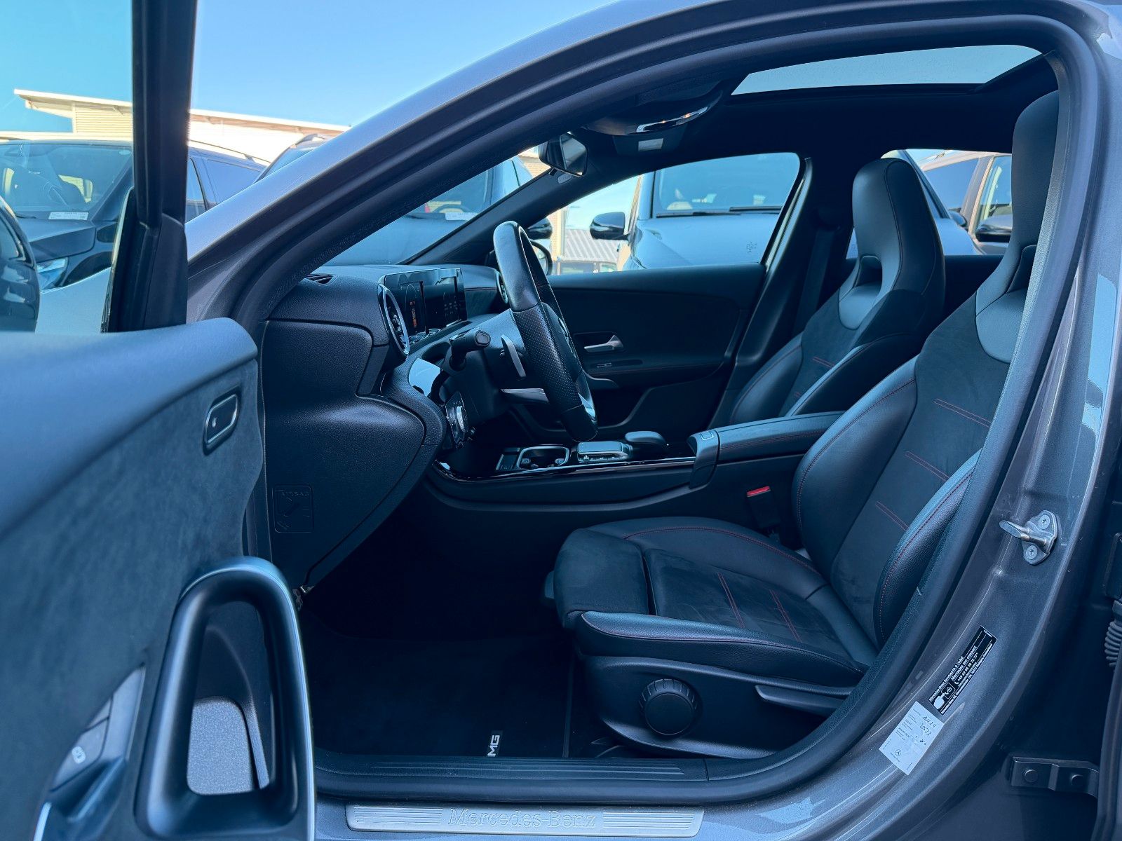 Fahrzeugabbildung Mercedes-Benz A 180 AMG Night+Pano+LED+Carplay