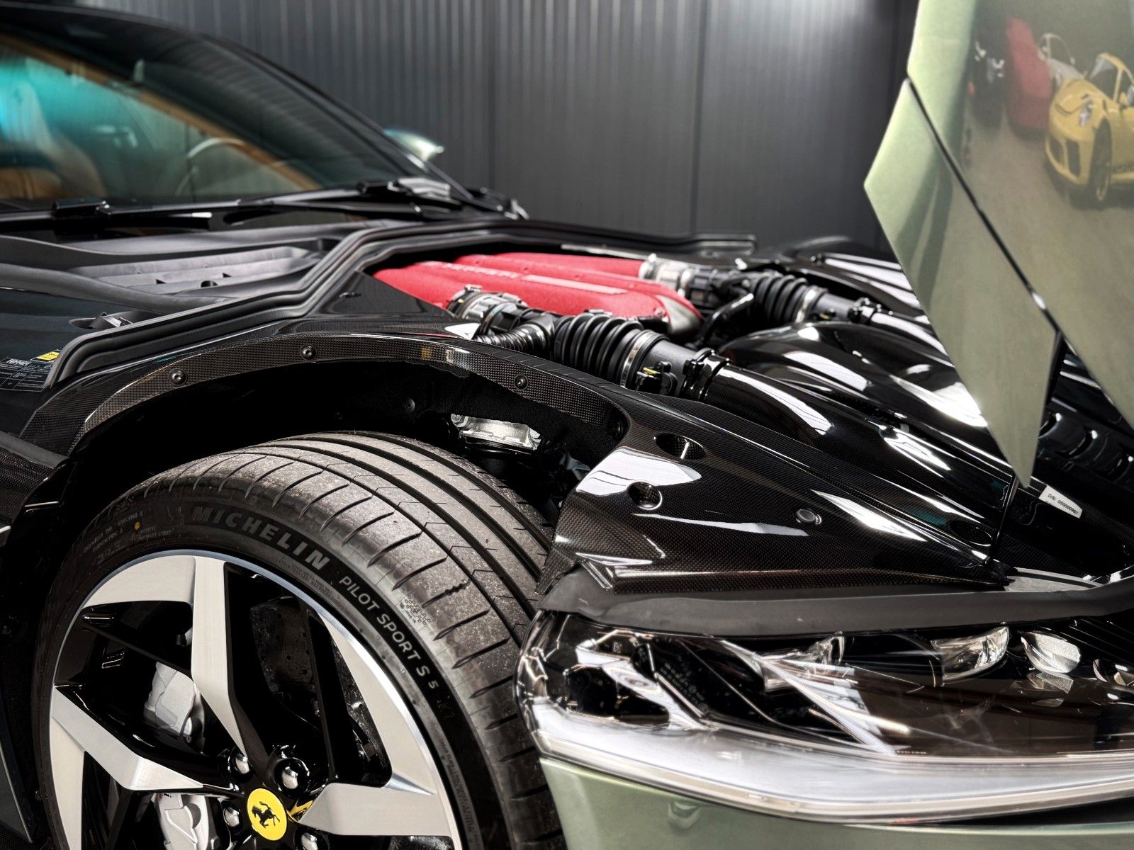 Fahrzeugabbildung Ferrari 12Cilindri + Cabon + Lift + Verde Minerale Metal