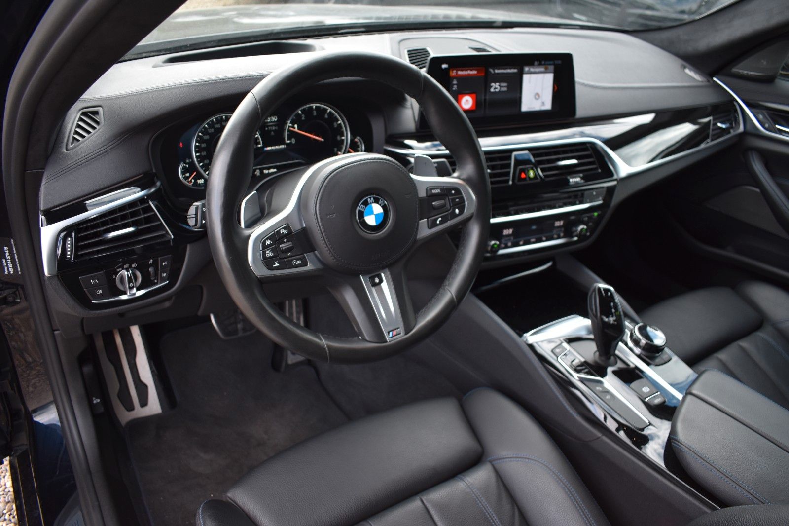Fahrzeugabbildung BMW M550i Limo xDrive Night Vision HUD 360°  1 Hand