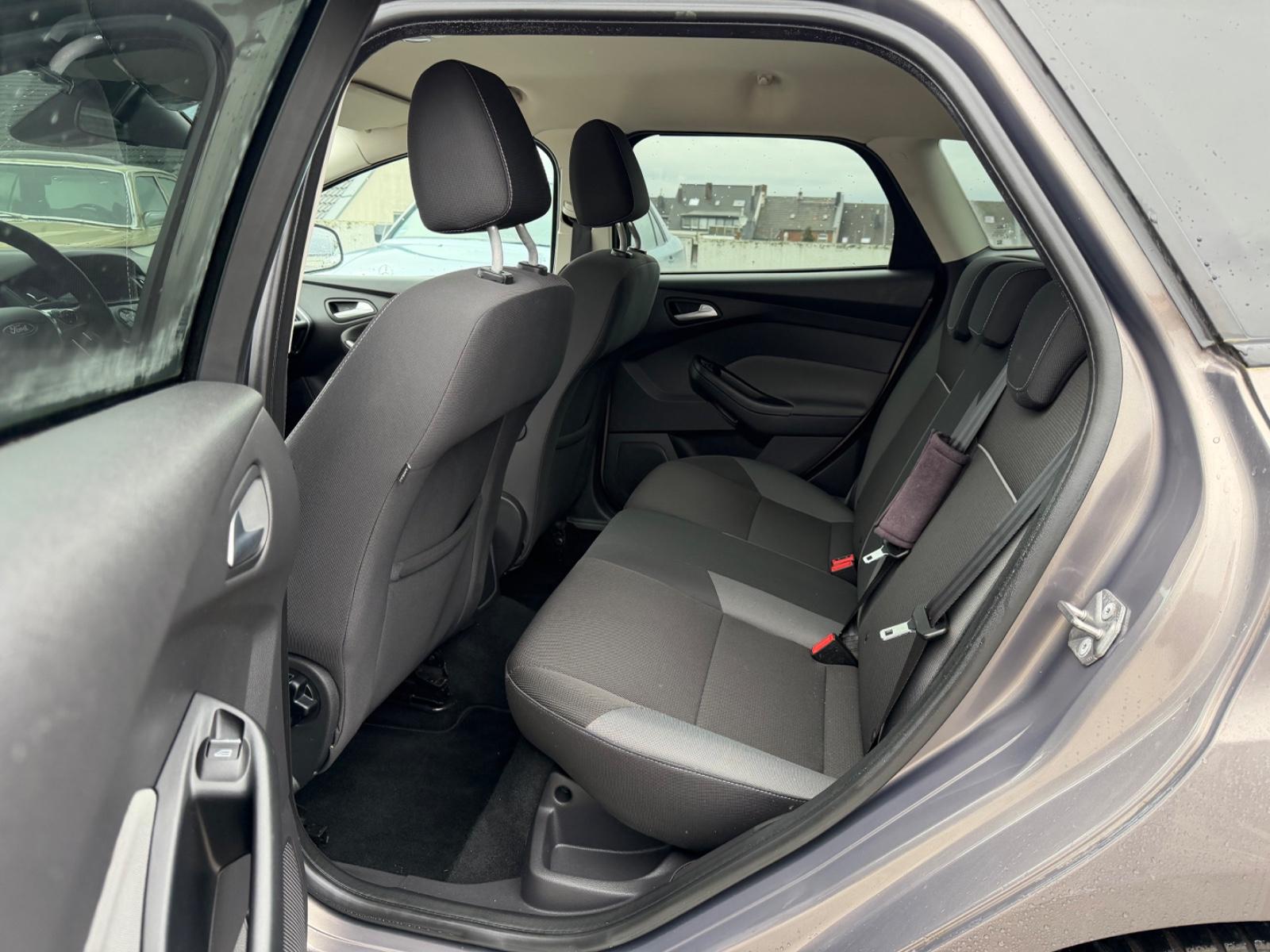 Ford Focus 2012 — photo 15