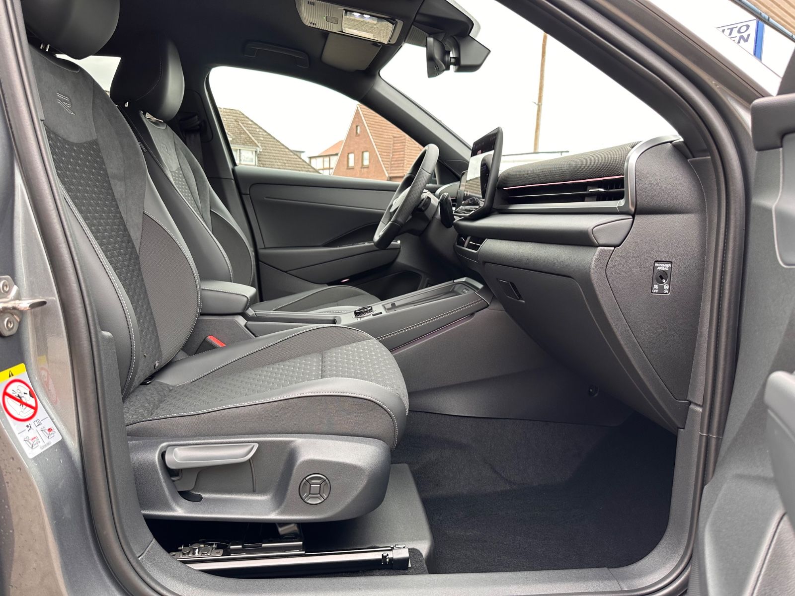 Fahrzeugabbildung Volkswagen T-Roc R Line 1.5 eTSI DSG APP/ACC/AHK/LED/eHeck