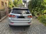 Jeep Compass 4xe S | 240 PS | EZ 07/2022 | Top-Aussta - silberne Jeep Compass