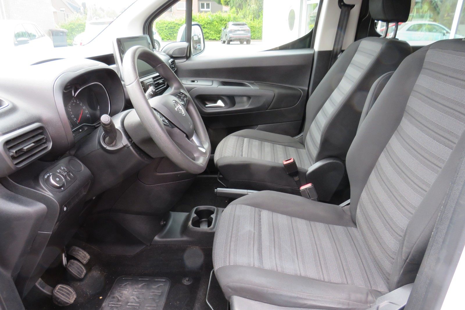 Fahrzeugabbildung Opel Combo Life E Edition NACI APP-CONNECT AHK 1.HD