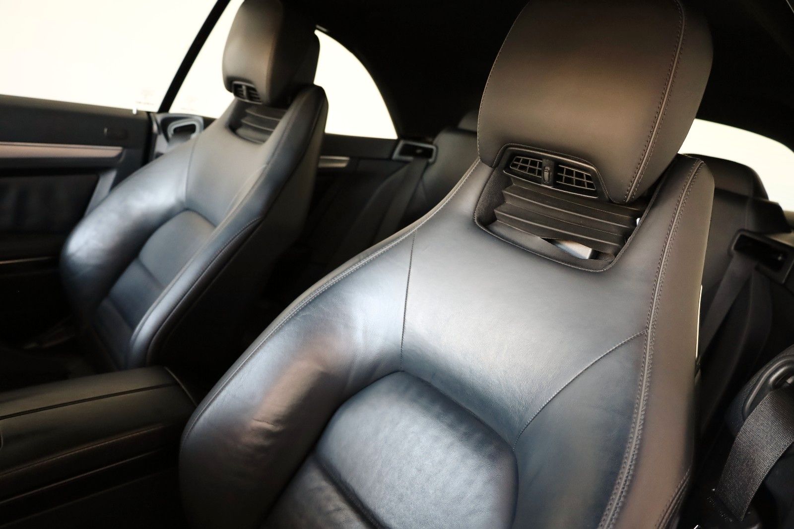 Fahrzeugabbildung Mercedes-Benz E400 Cabrio AMG Line Leder,Navi,LED,H/K,Airscarf