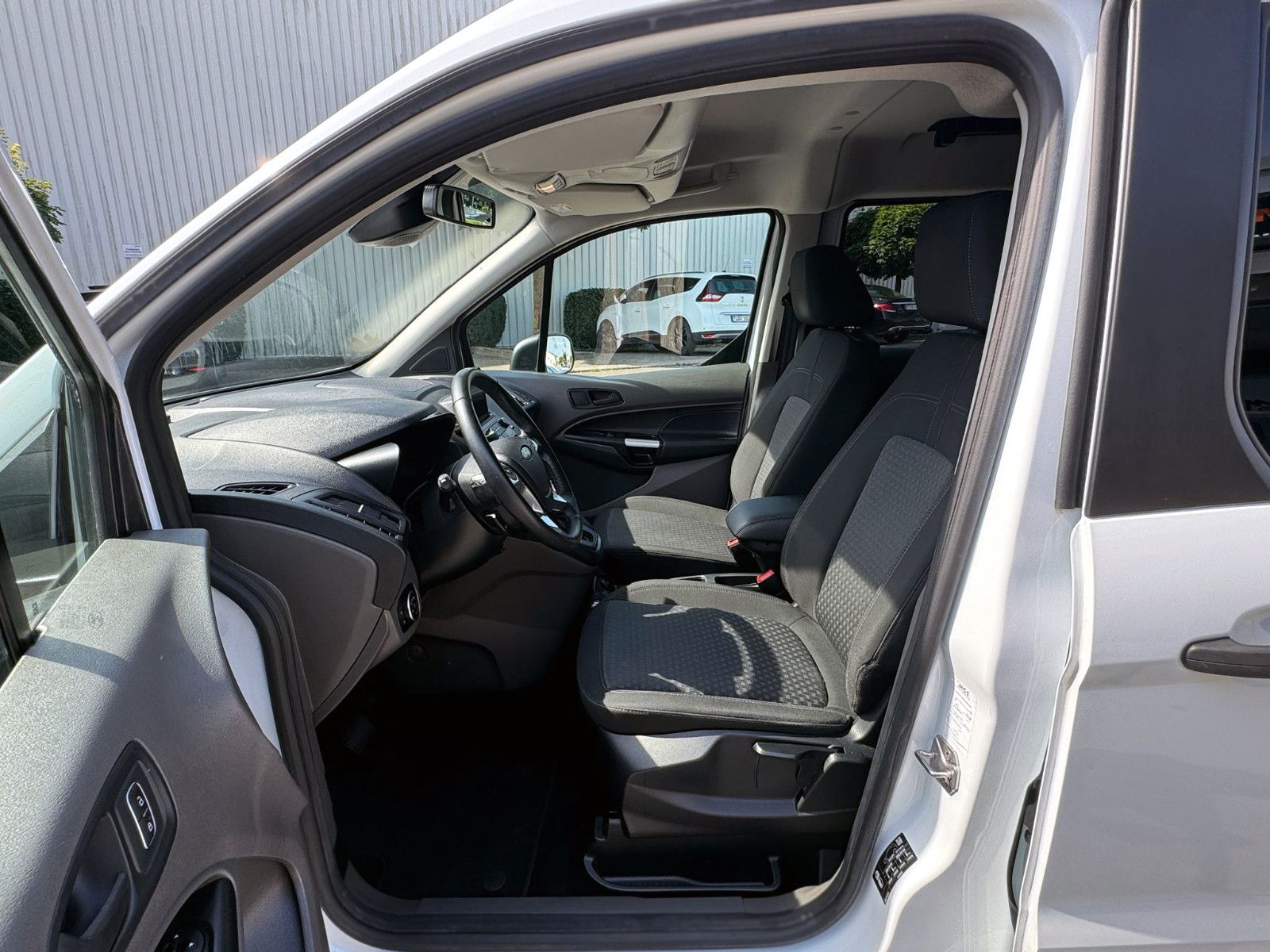 Fahrzeugabbildung Ford Transit Connect Kombi L2 1.5 EB Aut. Trend KAM