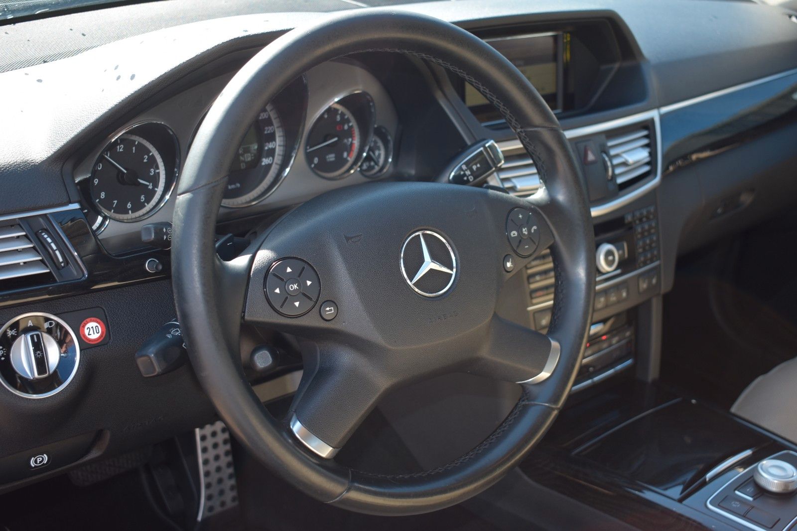 Fahrzeugabbildung Mercedes-Benz E 350 CGI Limousine STH/AHK/MEMORY/KEYLESS