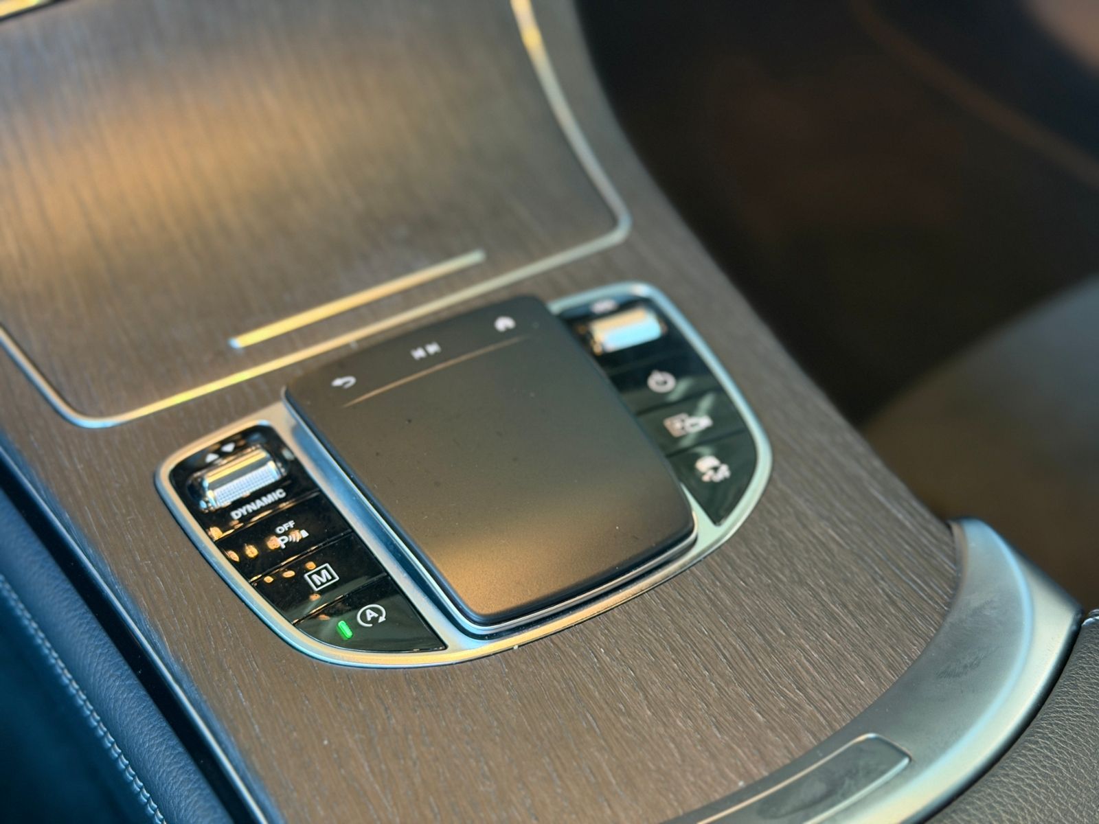 Fahrzeugabbildung Mercedes-Benz GLC 200 4Matic AMG Line AHK LED NAV SHZ 19"
