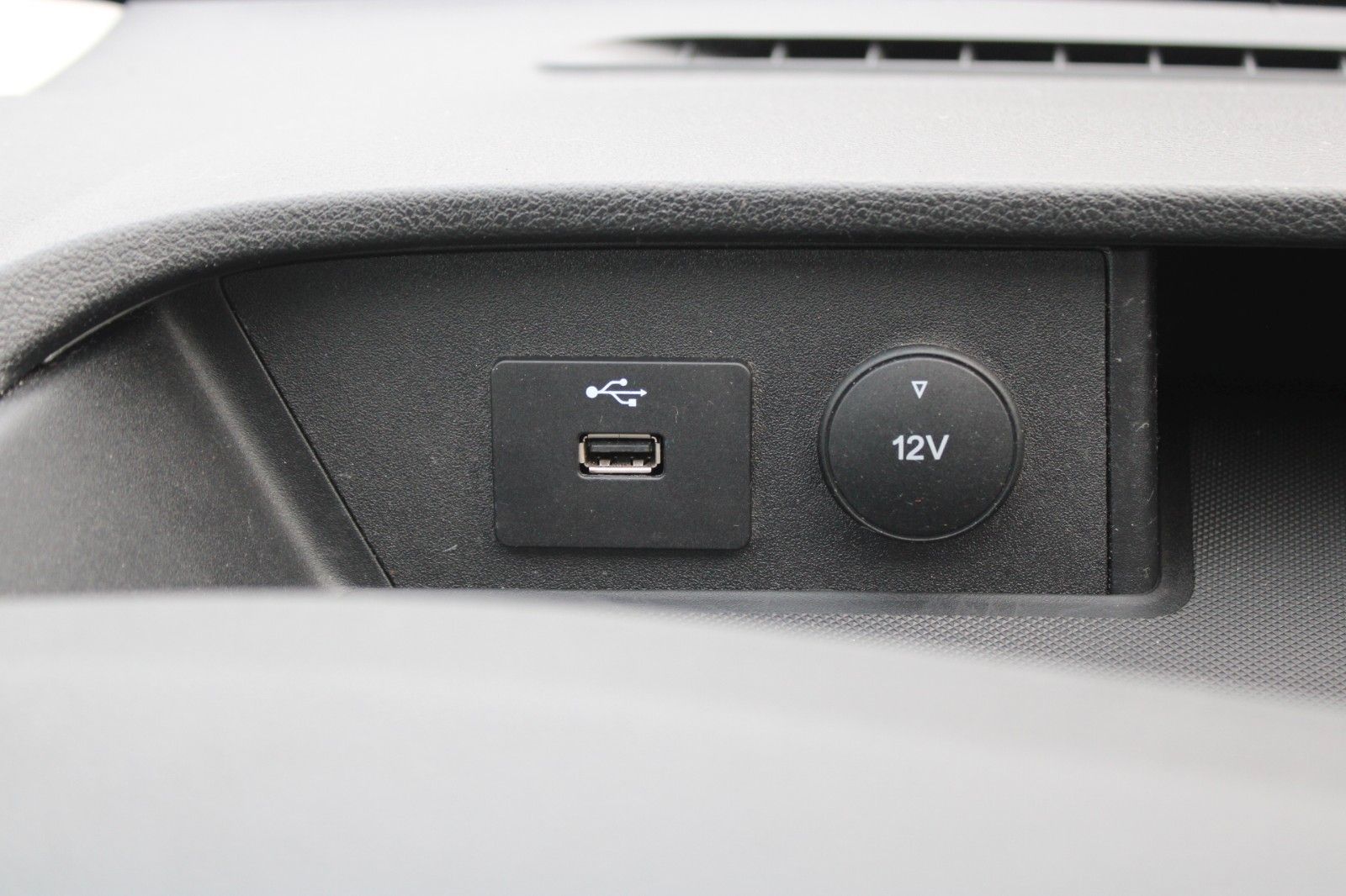 Fahrzeugabbildung Ford Transit 350 L3 H2 Kasten hoch lang KLIMA RFK AHK