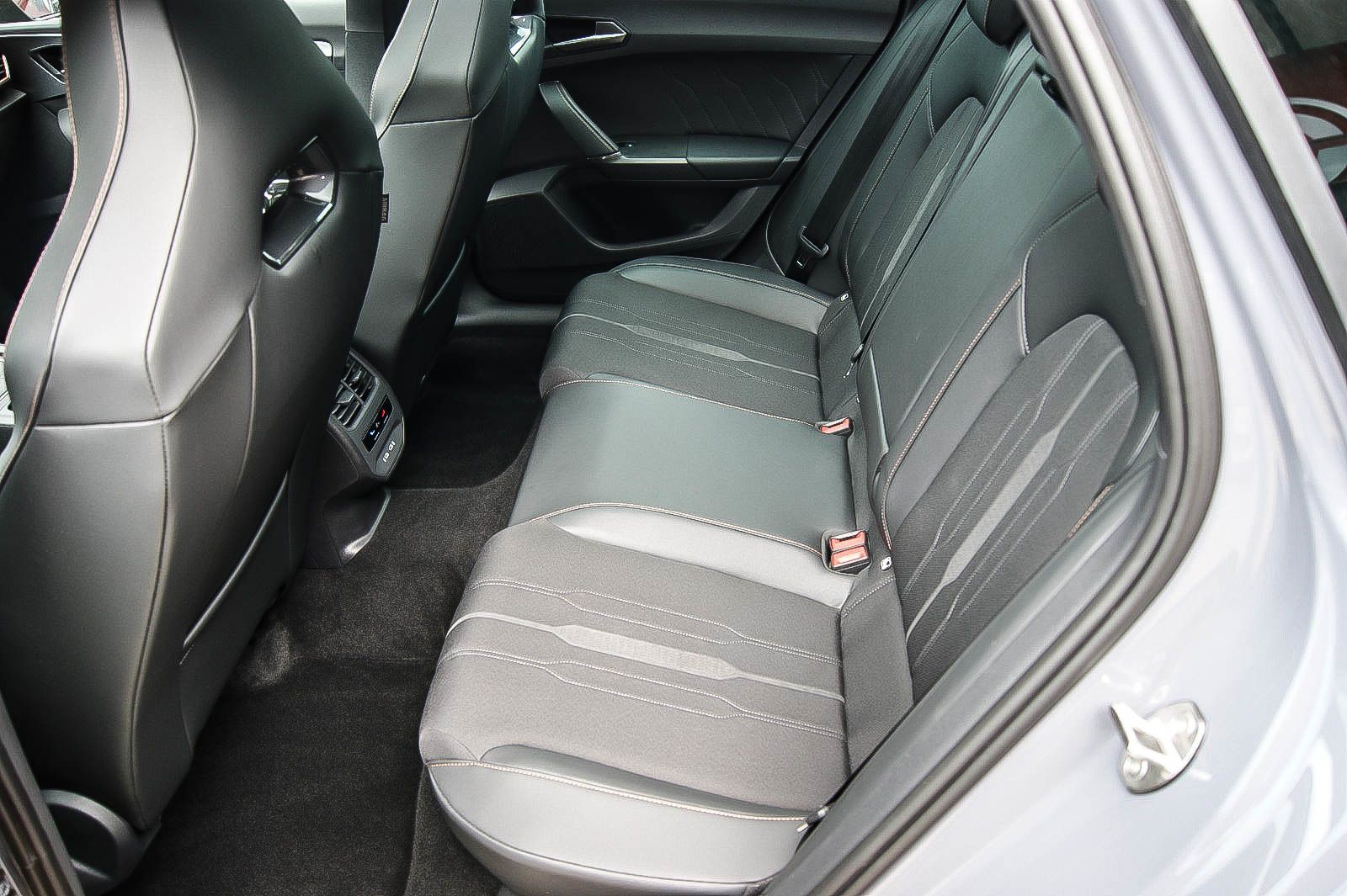 Fahrzeugabbildung CUPRA Leon Sportstourer e-Hybrid PANORAMA CARPLAY ACC