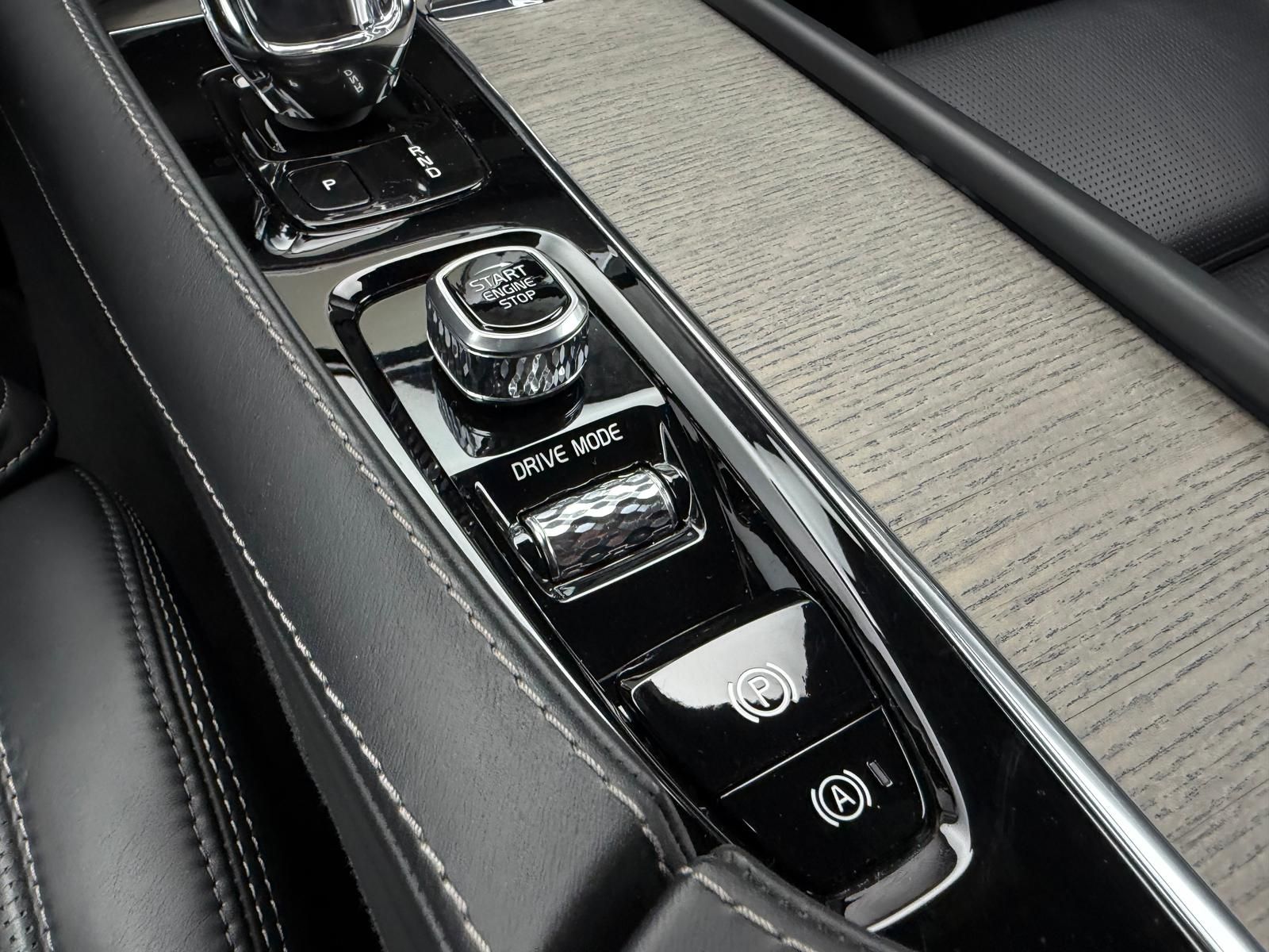 Fahrzeugabbildung Volvo XC90 B5PLUS 7-SITZE/AWD/PANO/H&K/ACC/360°/AHK/CA