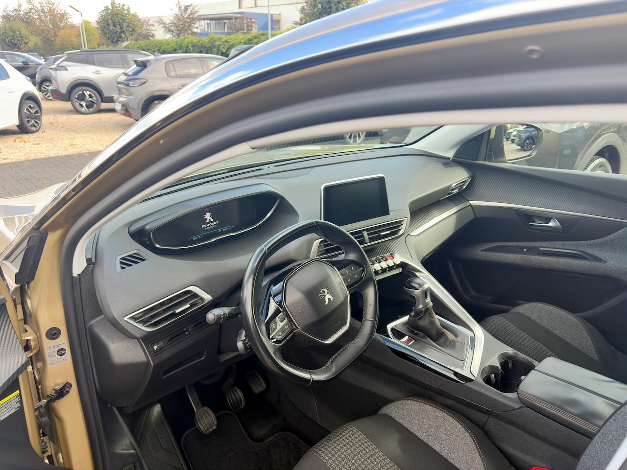 Peugeot 3008 1.2 12V e-THP / Allwetter Reifen
