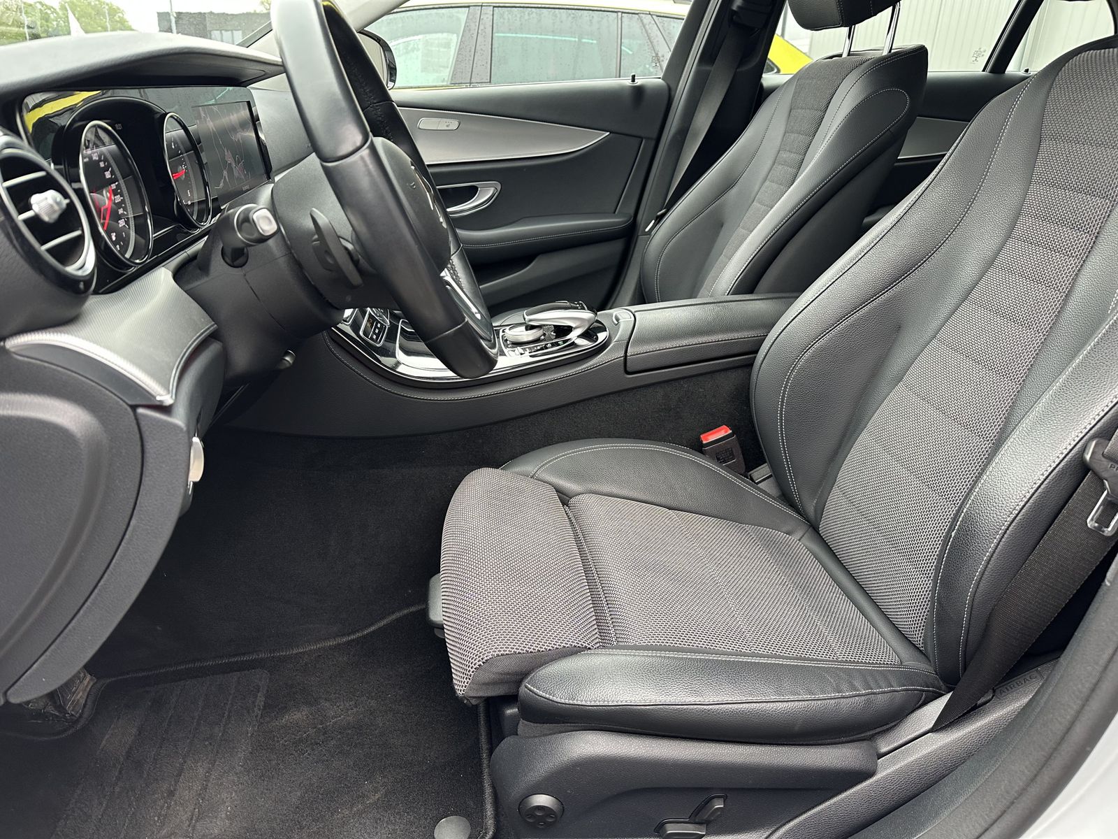 Fahrzeugabbildung Mercedes-Benz E 220d Limousine Avantgarde NAV+LED+AHK+CARPLAY