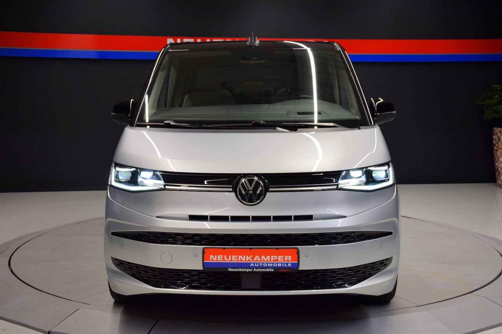 Fahrzeugabbildung Volkswagen T7 Multivan Edition vis-a-vis Standhzg Pano ACC