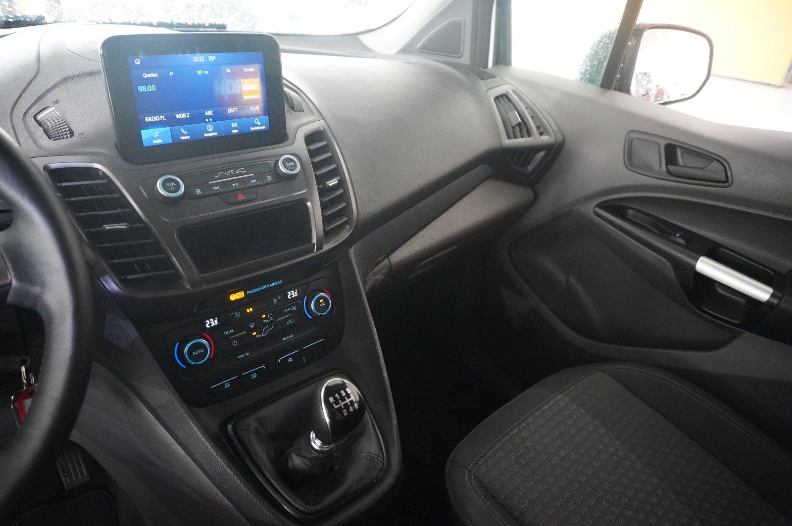 Fahrzeugabbildung Ford Tourneo Connect 1.5D TREND 5-SITZ NAVI/KAMERA