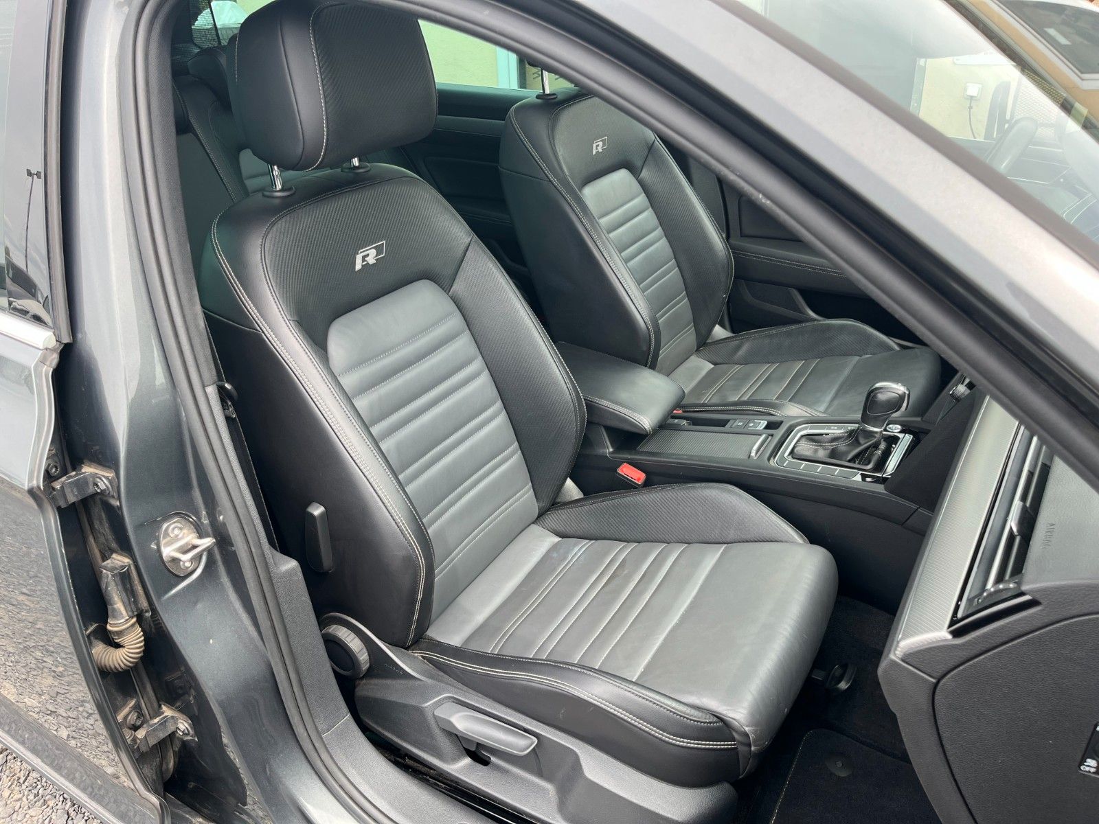 Fahrzeugabbildung Volkswagen 2.0 TSI DSG R-LINE/HIGHLINE Navi Pano AHK LED SP