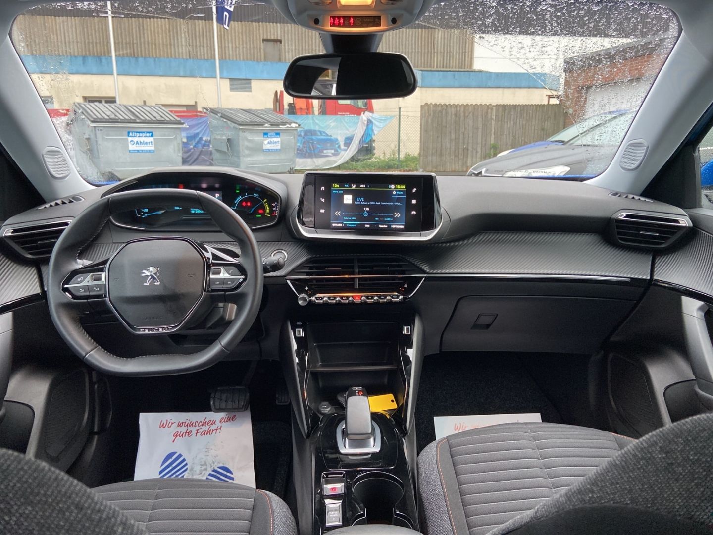 Fahrzeugabbildung Peugeot 2008 Elektromotor e- Active Pack 136 LED Apple C