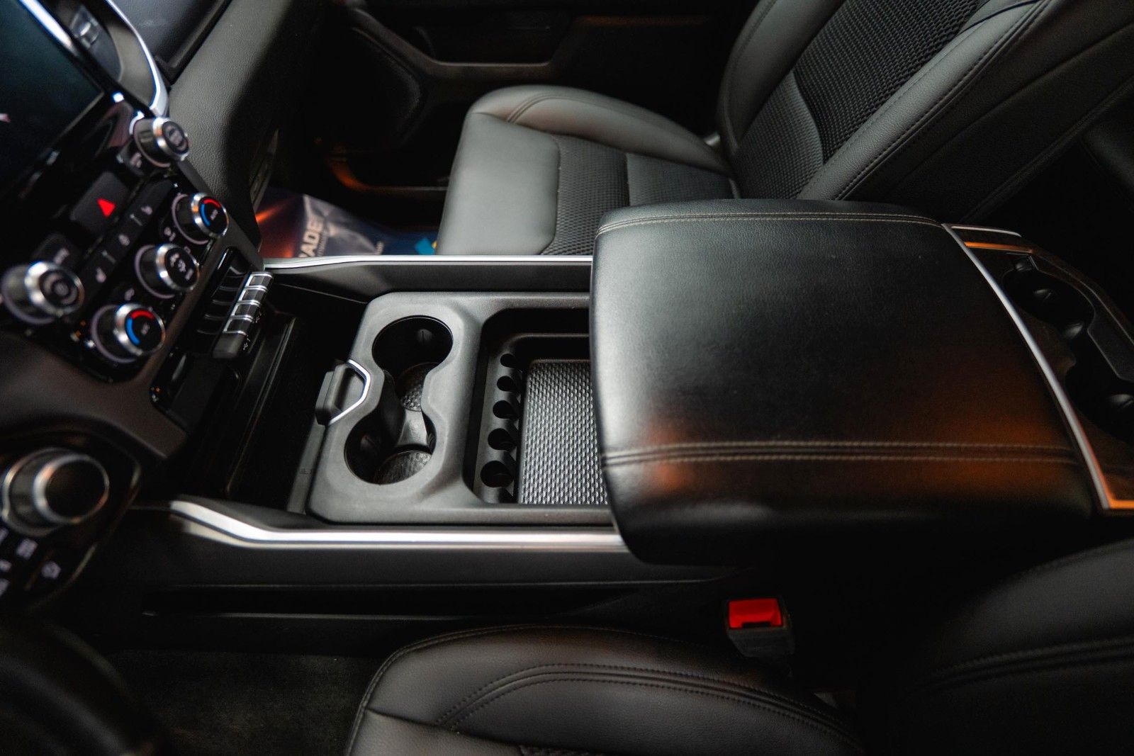 Fahrzeugabbildung Dodge RAM 5.7 V8 HEMI 4x4 Offroad Night-Edition LPG