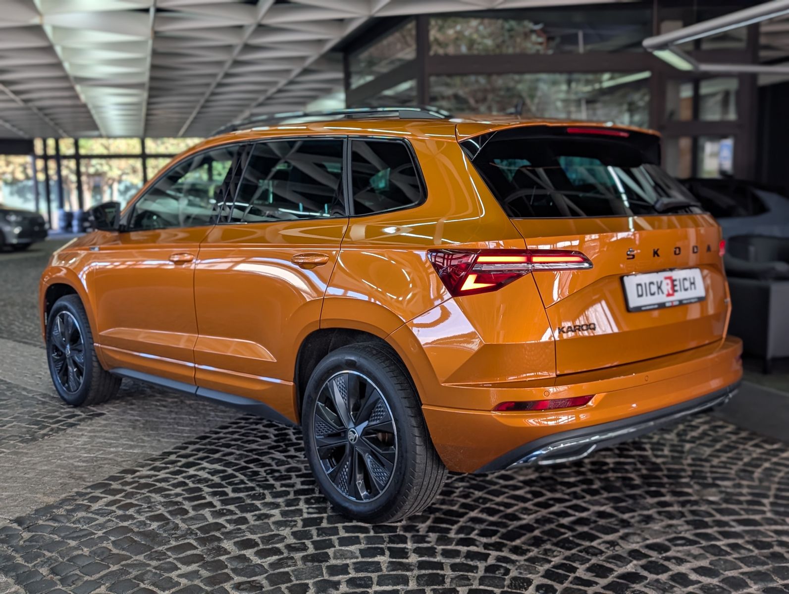 Fahrzeugabbildung SKODA Karoq Sportline 4x4 2.0 TSI PANO AHK StHz VOLL