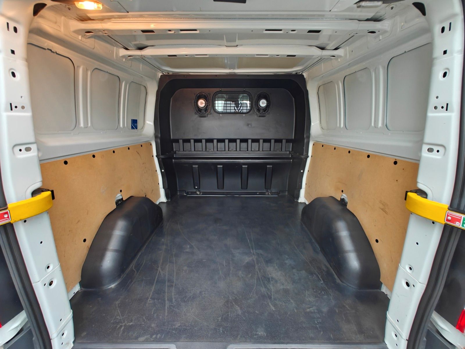 Fahrzeugabbildung Ford Transit Custom Kasten 310 L2 Trend - AHK, 6Sitze