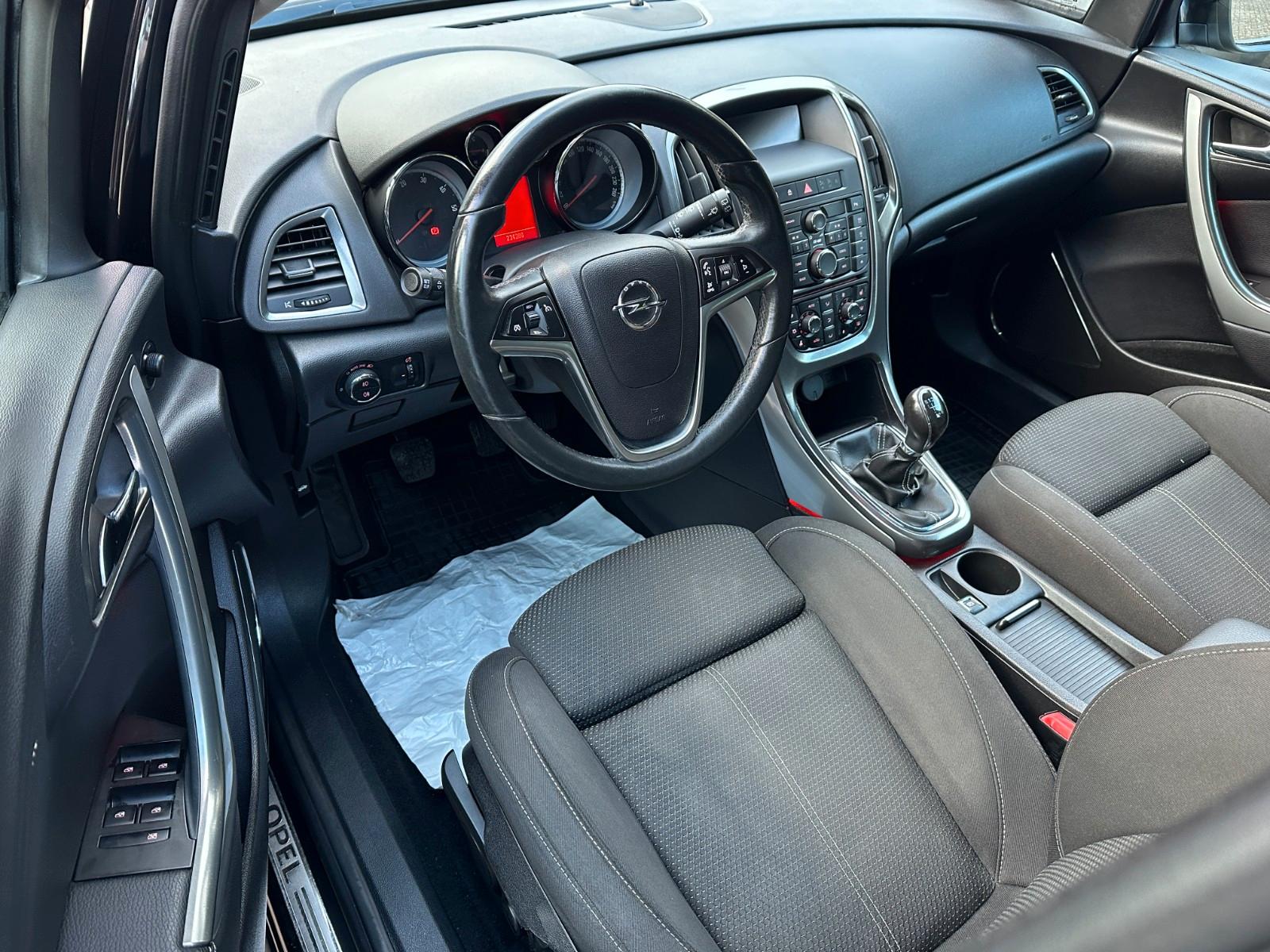 Opel Astra 2011 — photo 9