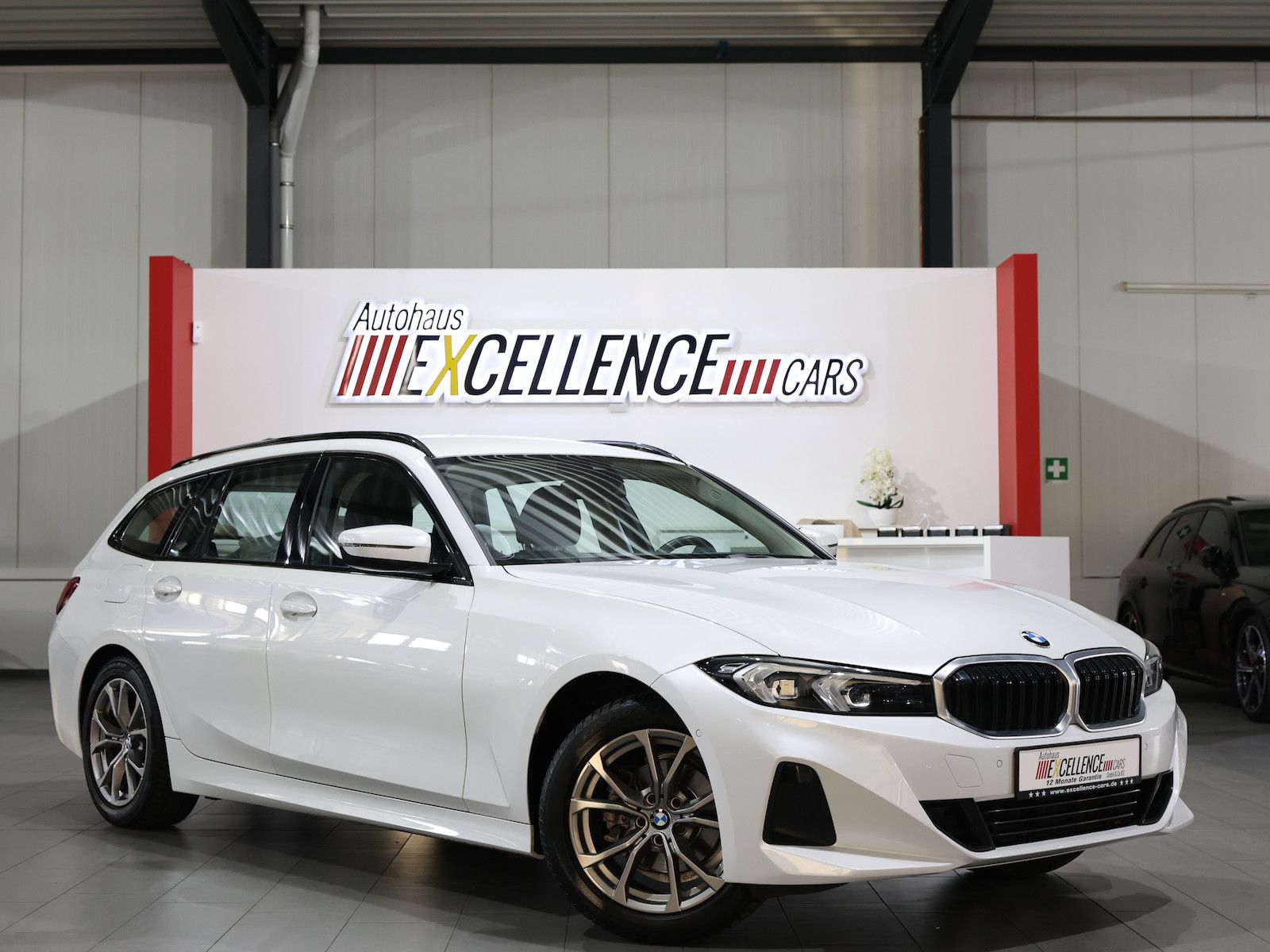 BMW 318d Touring SPORT SHADOW CURVED+NAV+KAMERA,LED