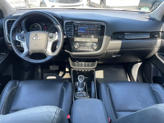 Fahrzeugabbildung Mitsubishi Outlander PHEV Top 4WD 360° AHK Leder DAB Schieb