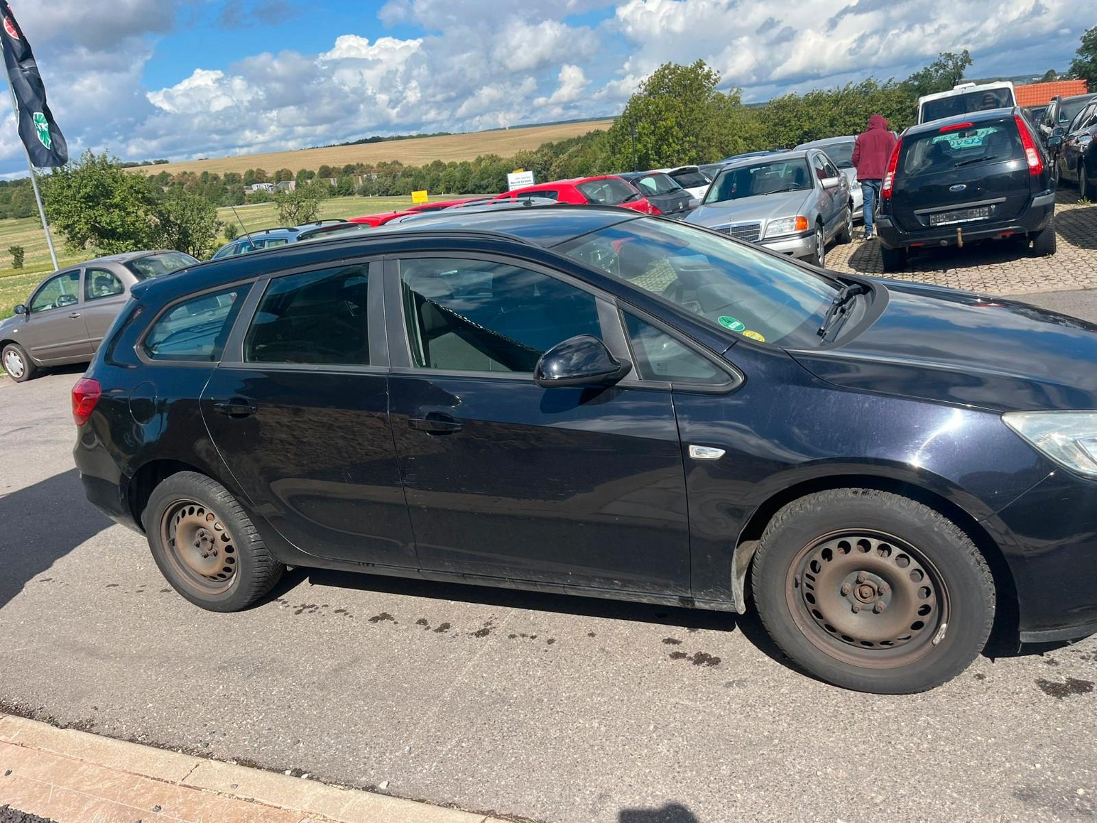Opel Astra 2011 — rear view