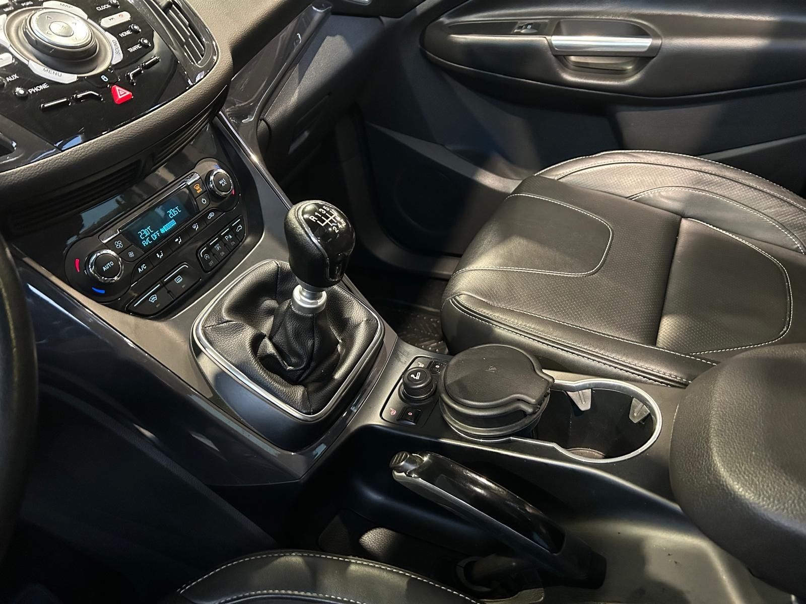 Fahrzeugabbildung Ford Kuga Individual 4x4 PANO AHK NAVI