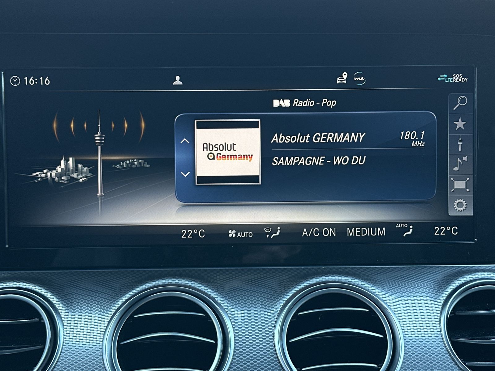 Fahrzeugabbildung Mercedes-Benz E 300de T AMG-Line NAV+LED+360°+BURMESTER+HEADUP