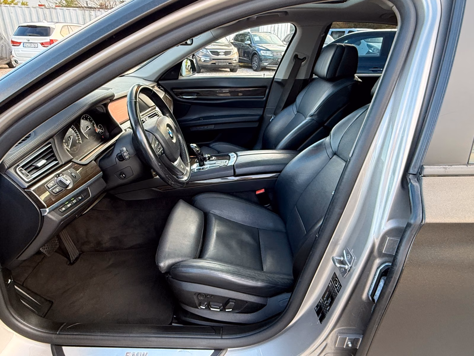 BMW 740i | 326 ch | BVA | Affichage tête haute | Régulateur adaptatif | Sièges ventilés/massants | Chauffage auxiliaire | TV / divertissement arrière