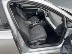 Fahrzeugabbildung Volkswagen Golf VIII Lim. Life Navi Sitzh ACC Lane Massage