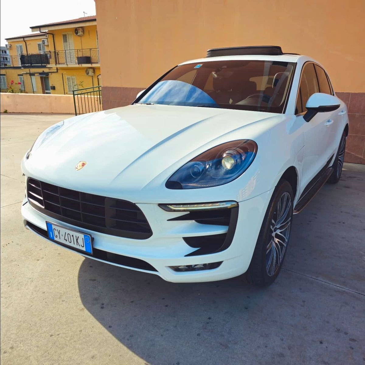 PORSCHE Macan