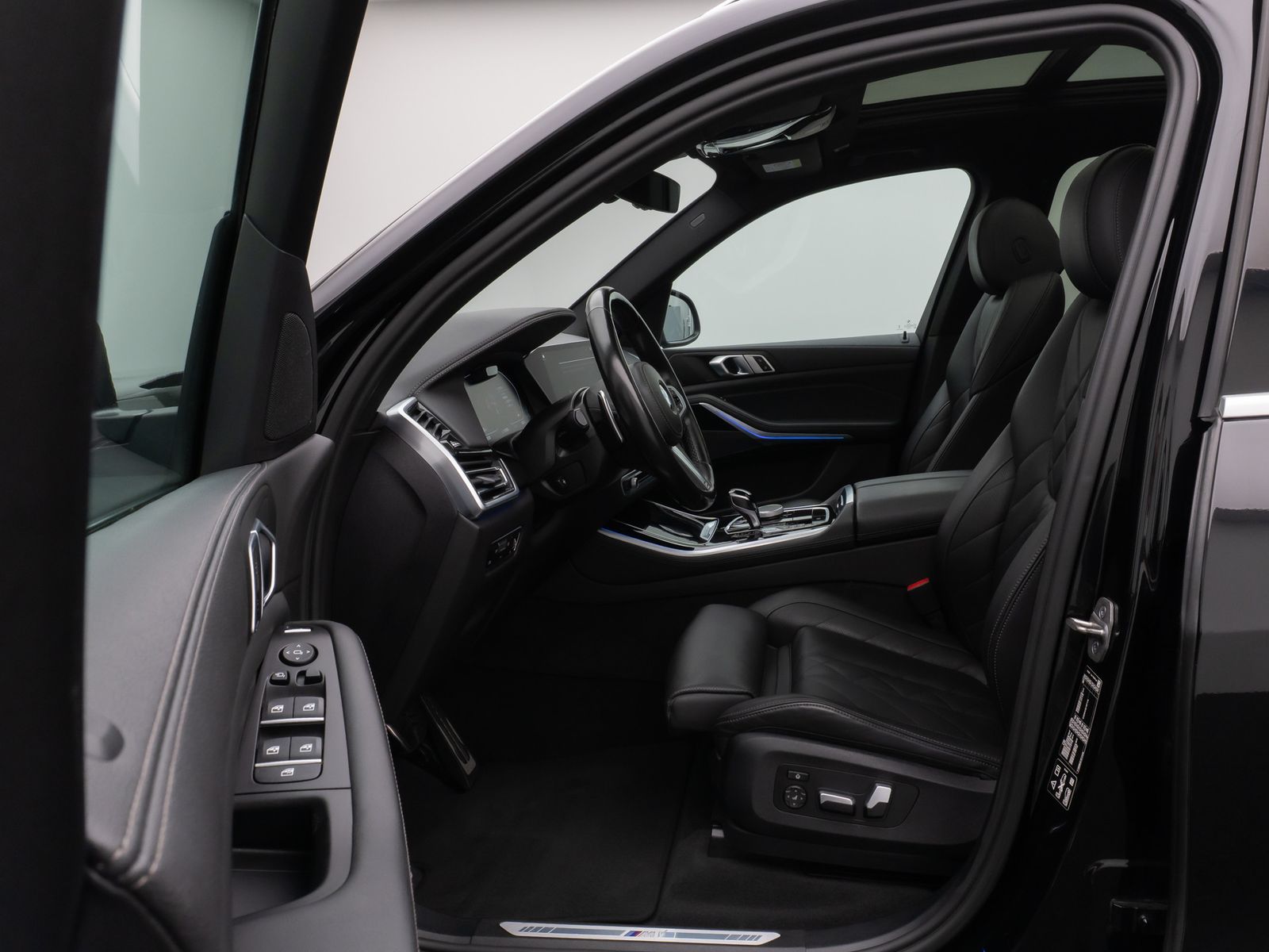 Fahrzeugabbildung BMW X5 xD40d M Sport Panorama 360° HUD DAB HiFi AHK