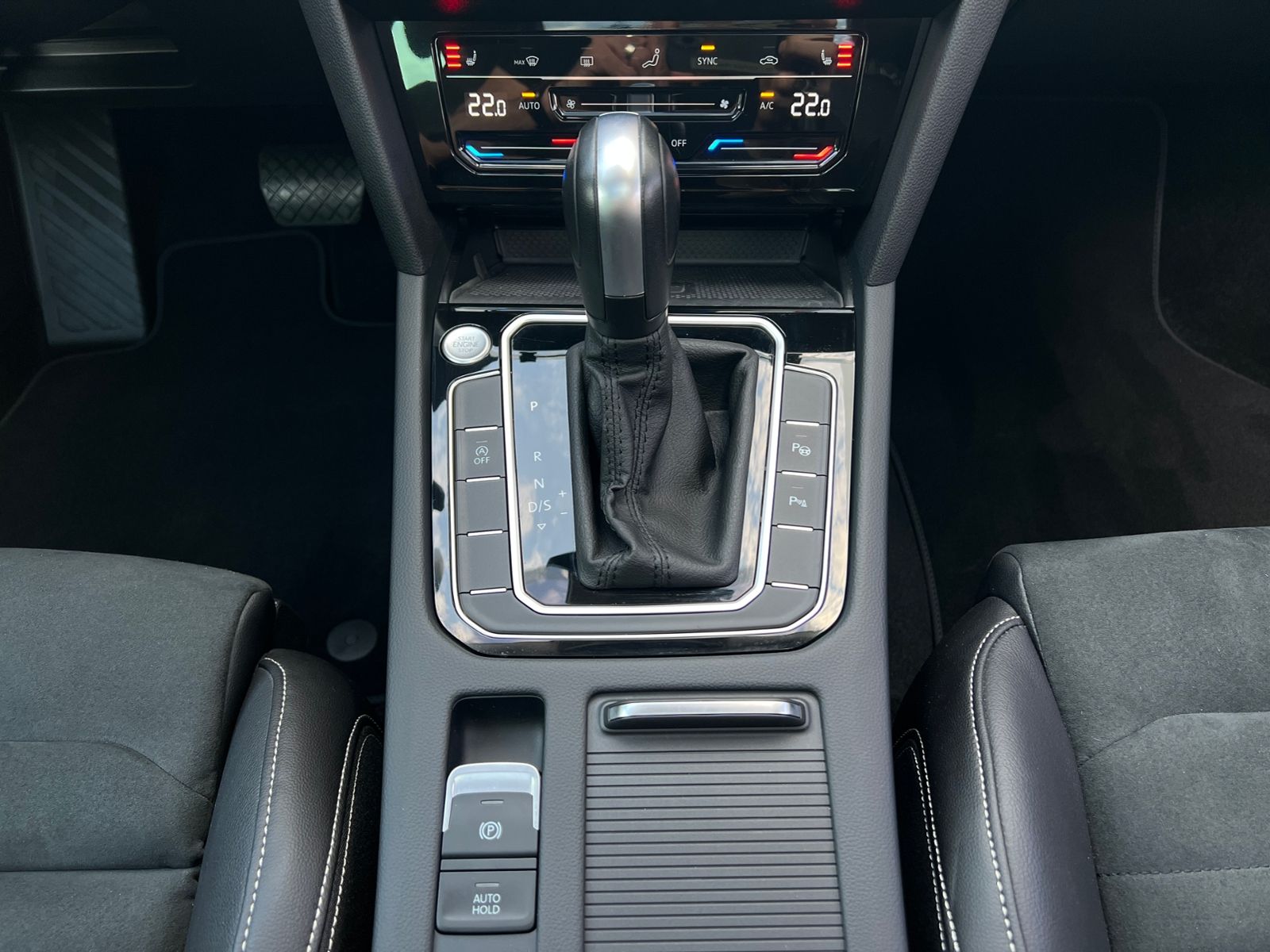 Fahrzeugabbildung Volkswagen Passat Variant Elegance 2.0 TDI DSG *AHK, IQ-Lig
