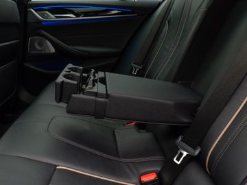 Fahrzeugabbildung BMW 540d xDr Tour HUD ACC Pano 360° Bowers & Wilkins