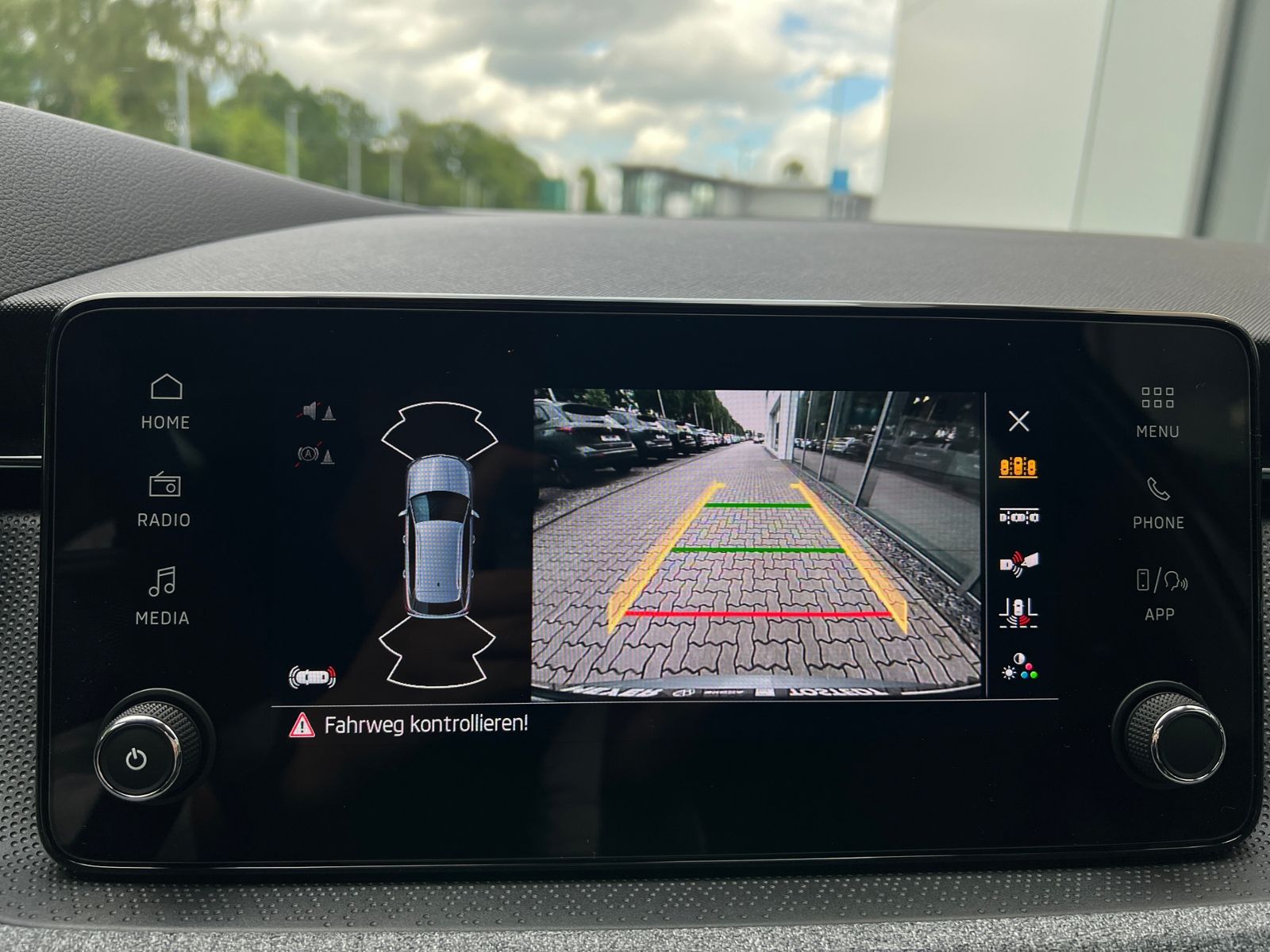 Fahrzeugabbildung SKODA Kamiq Balance 1.0 TSI DSG *Black Style,AHK,Matri