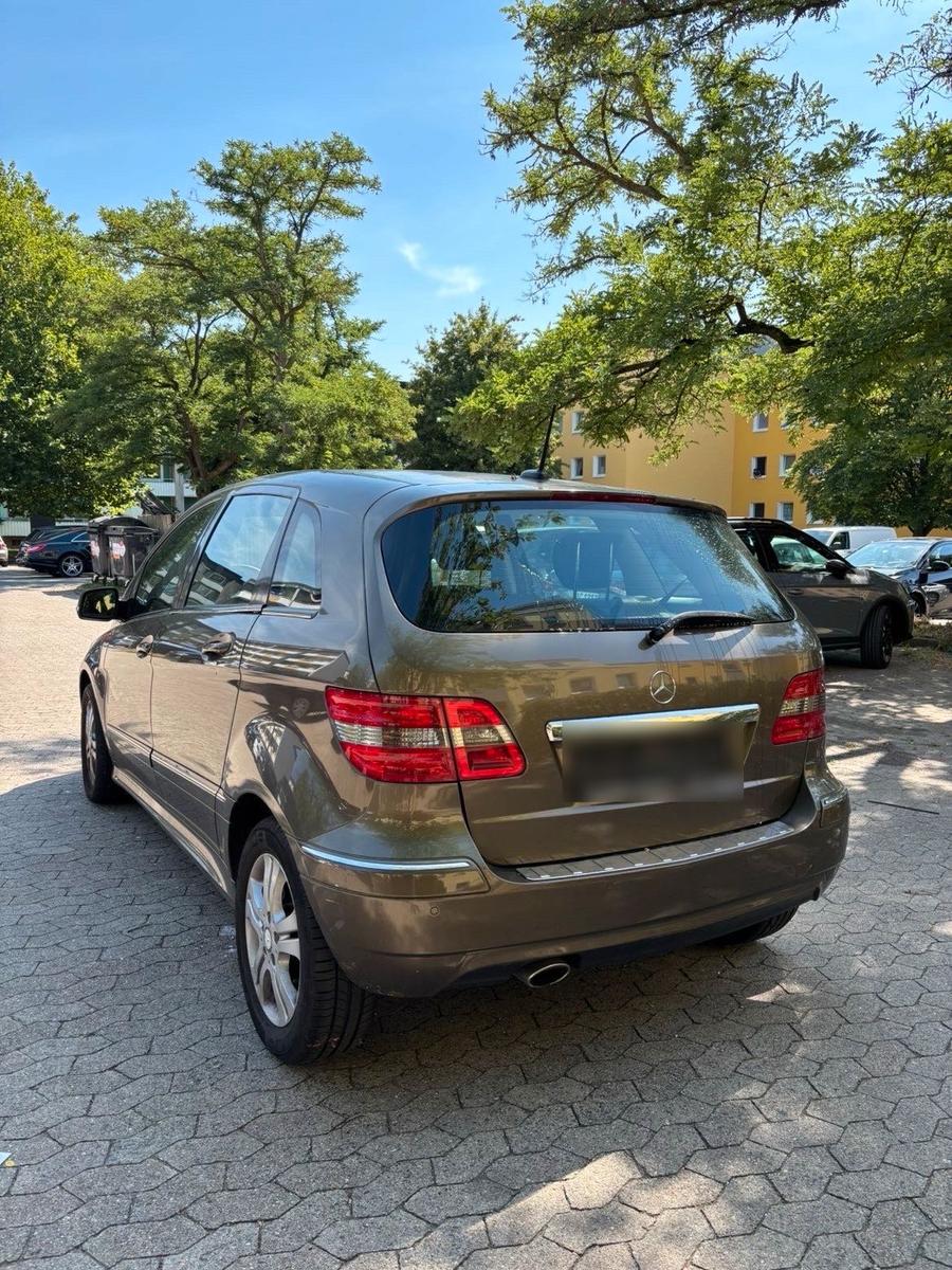 Mercedes-Benz B200 2012 — engine 136 HP (100kW)
