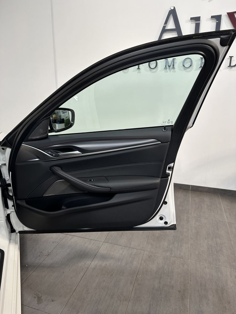 Fahrzeugabbildung BMW 520d Touring M-Sport NAV+LED+ACC+AHK+KAM+H&K+VC