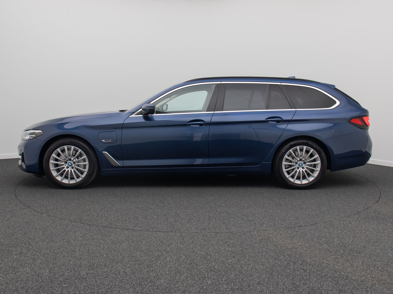 Fahrzeugabbildung BMW 530e Alarm AHK ACC Kamera DAB HiFi WLAN Sport
