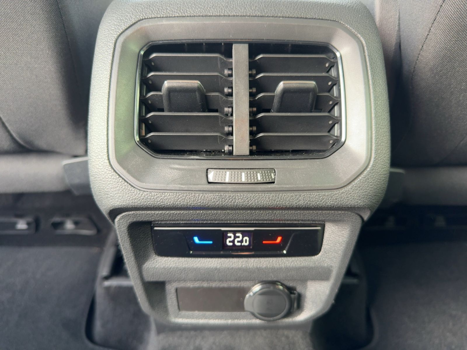 Fahrzeugabbildung Volkswagen Tiguan 2.0 TDI Life Alu Matrix-LED AHK Sitzh. Ka