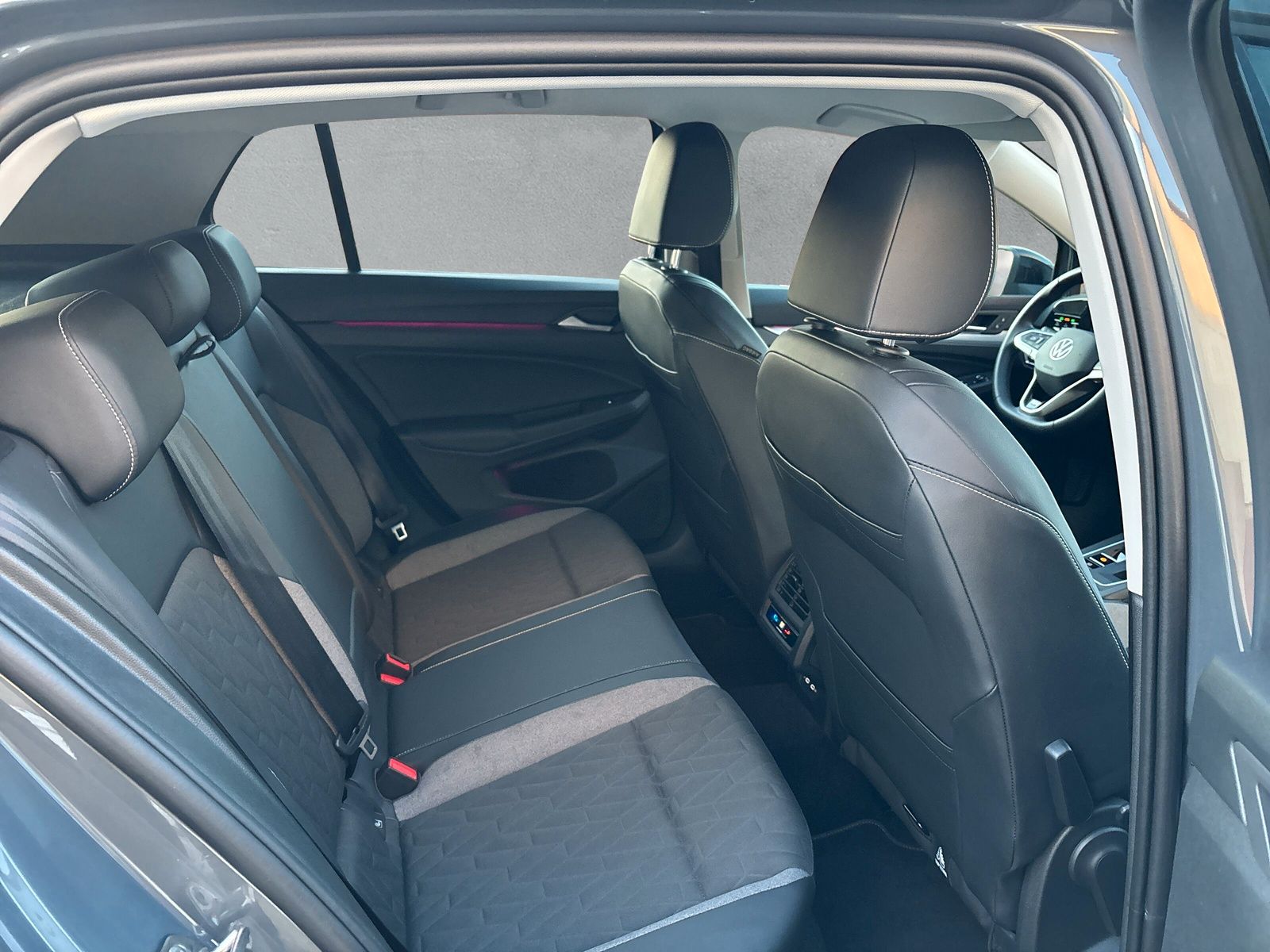 Fahrzeugabbildung Volkswagen Golf 1.5 eTSI Goal AHK Kamera AppConnect ACC