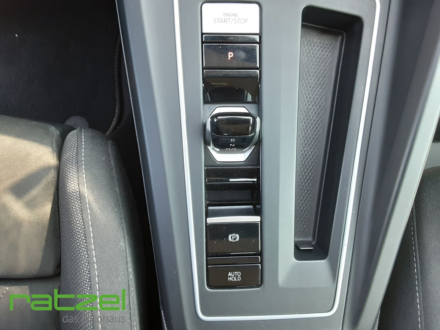 Fahrzeugabbildung Volkswagen Golf VIII Style 1.5 eTSI DSG  Memory Sitze Massa