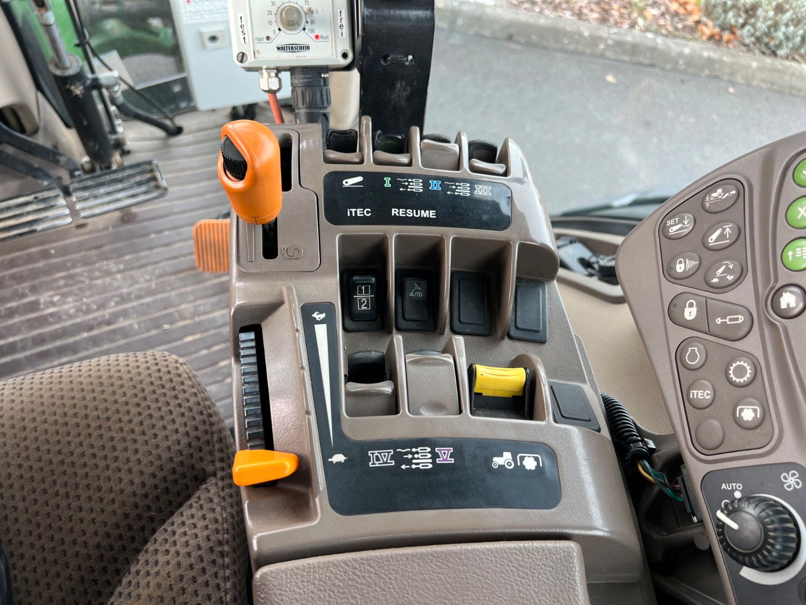 Fahrzeugabbildung John Deere 8295 R / kein AdBlue / Rückfahreinrichtung