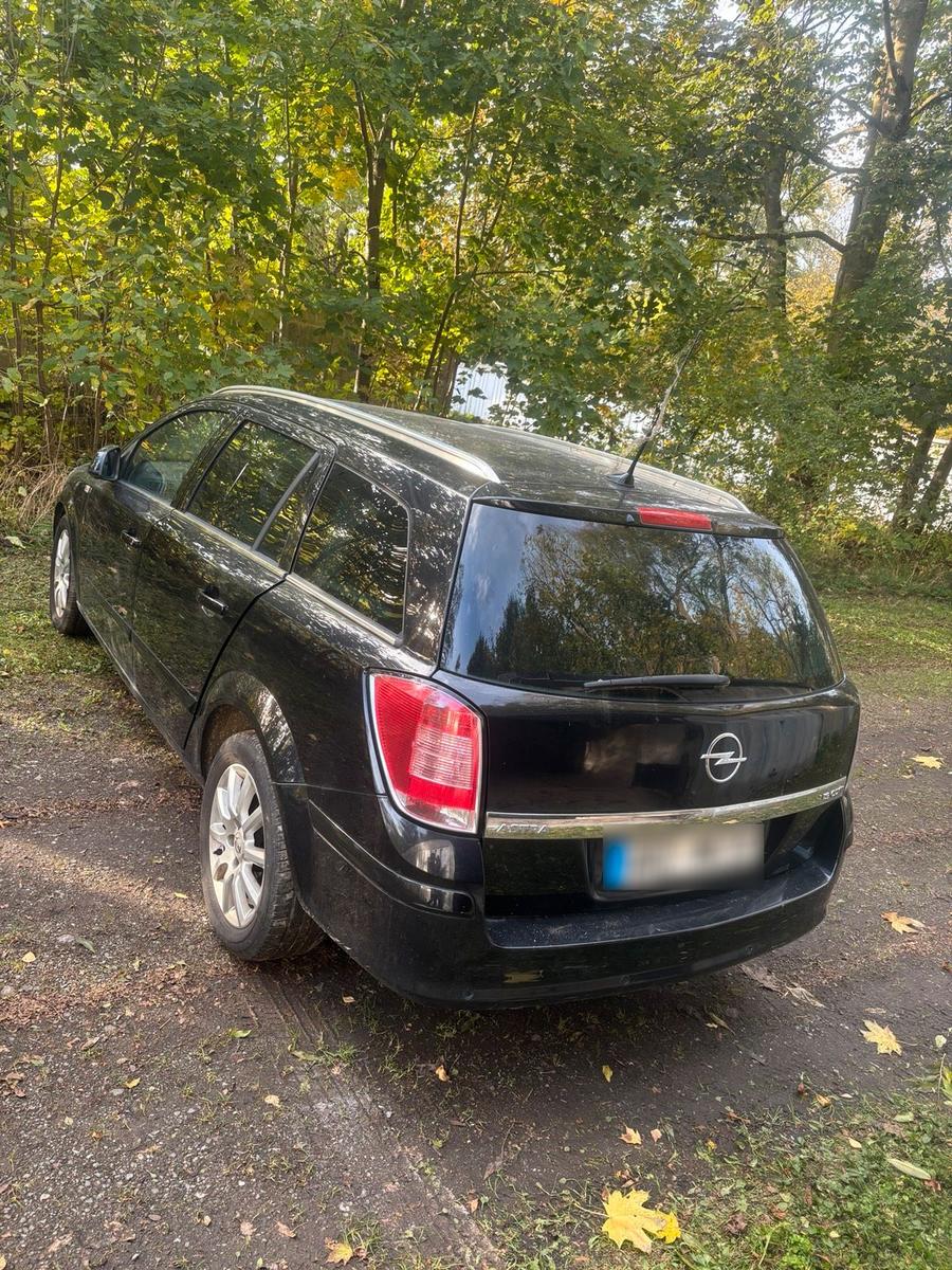 Opel Astra 2010 — rear view