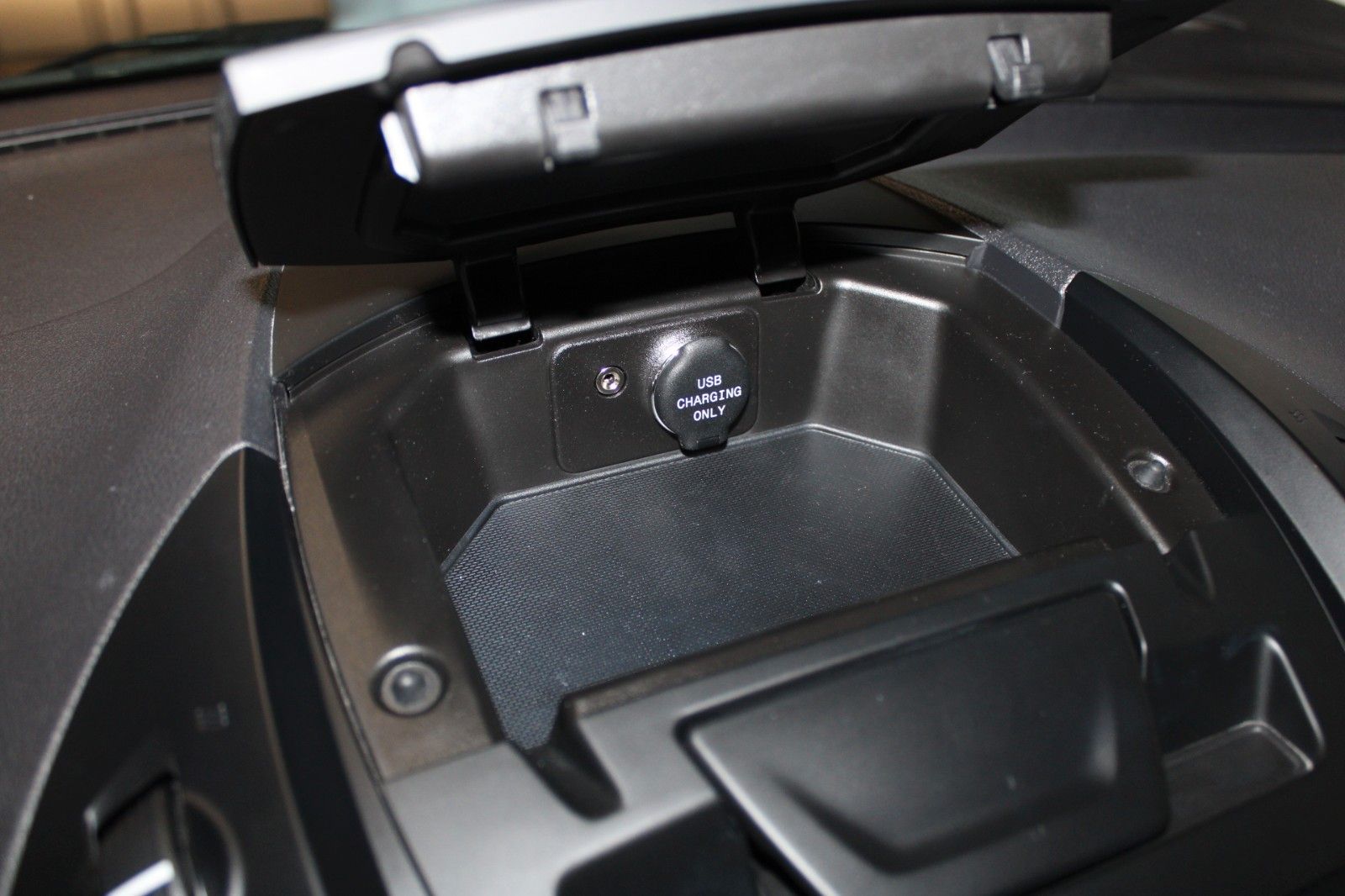 Fahrzeugabbildung Ford Transit Courier Kasten Dachträger