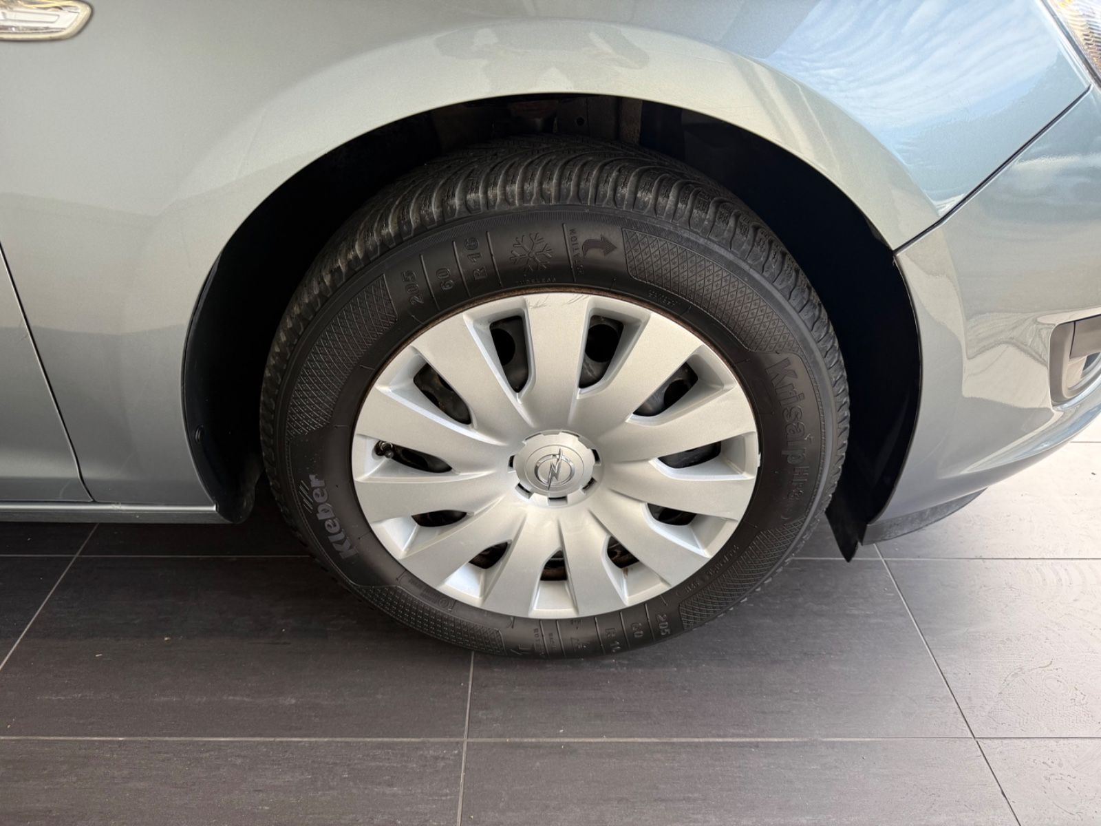 Fahrzeugabbildung Opel Astra J Lim. 5-trg. Selection, Klima,