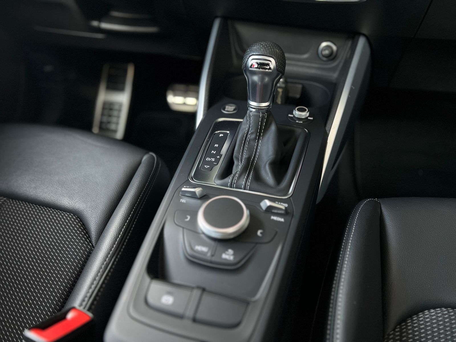 Fahrzeugabbildung Audi Q2 35 TFSI S-Tronic S Line PANO SHZ LED NAVI