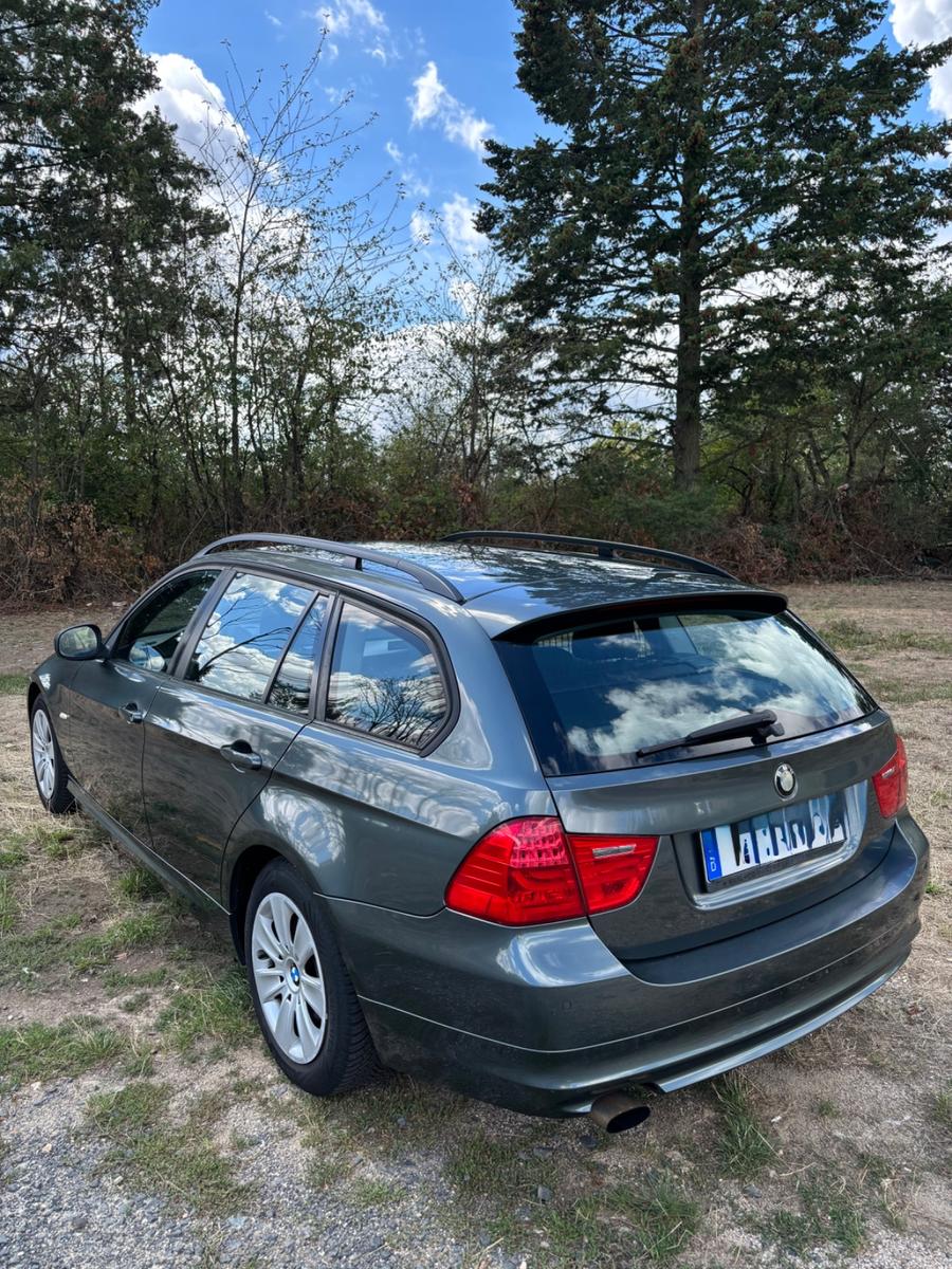 BMW 318 2009 — rear view